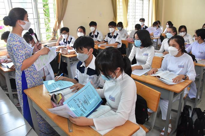 Hướng ra nào cho môn lịch sử?: Học lịch sử cũng chính là tìm về bản sắc - Ảnh 1. Hướng ra nào cho môn lịch sử?: Học lịch sử cũng chính là tìm về bản sắc - Ảnh 1.