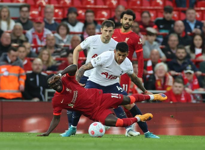 Liverpool - Tottenham chia điểm nảy lửa ở Anfield, Man United thua tan nát - Ảnh 2.