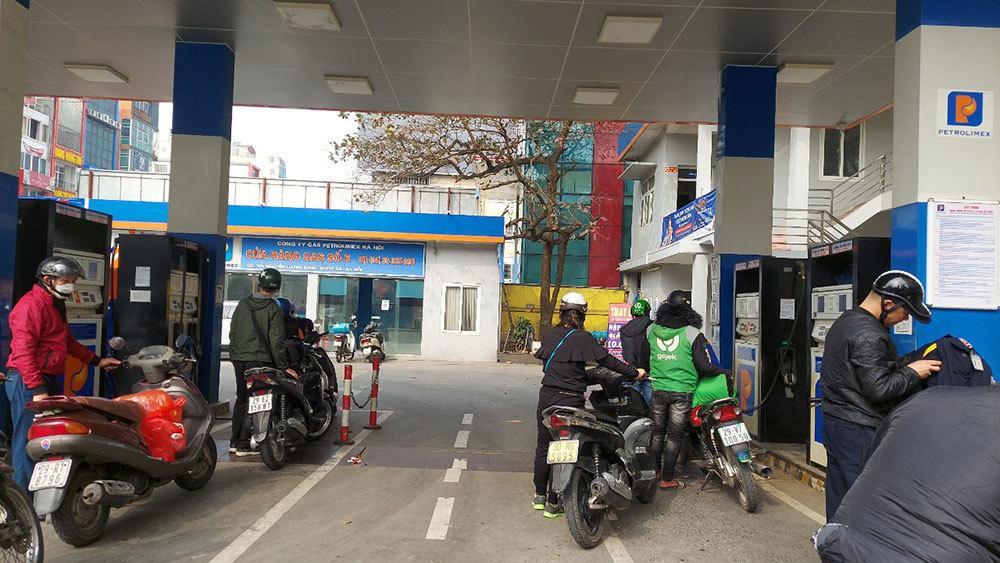 Giá xăng tiếp tục tăng, vượt mốc 30.000 đồng/lít - Ảnh 1. Giá xăng tiếp tục tăng, vượt mốc 30.000 đồng/lít - Ảnh 1.