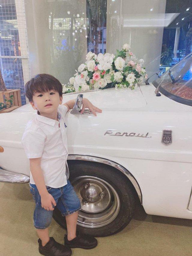 Đứa trẻ mà Lâm Khánh Chi sang Thái nhờ người mang thai hộ giờ lớn bổng, giống mẹ lúc chưa chuyển giới - Ảnh 3. Đứa trẻ mà Lâm Khánh Chi sang Thái nhờ người mang thai hộ giờ lớn bổng, giống mẹ lúc chưa chuyển giới - Ảnh 3.