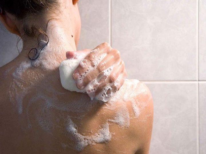 Xoa bóp kỹ bộ phận này khi tắm giúp giảm huyết áp, tiểu đường, táo bón và tăng tuổi thọ lên 10 năm - Ảnh 1. Xoa bóp kỹ bộ phận này khi tắm giúp giảm huyết áp, tiểu đường, táo bón và tăng tuổi thọ lên 10 năm - Ảnh 1.