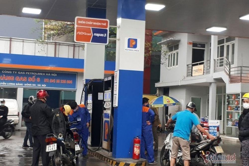 Giá xăng vào kỳ tăng mạnh, đắt kỷ lục 'đốt' túi tiền dân - Ảnh 1. Giá xăng vào kỳ tăng mạnh, đắt kỷ lục 'đốt' túi tiền dân - Ảnh 1.