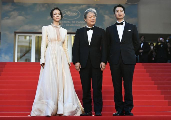 “Báo đen” làng mốt khuấy động thảm đỏ Cannes 2022 - Ảnh 10.