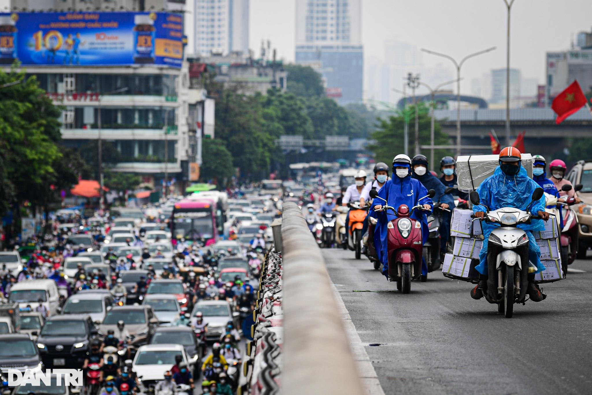 Mưa lớn trong đêm ở Hà Nội: Cây to bật gốc đè vào nhà dân trên phố cổ - Ảnh 8.