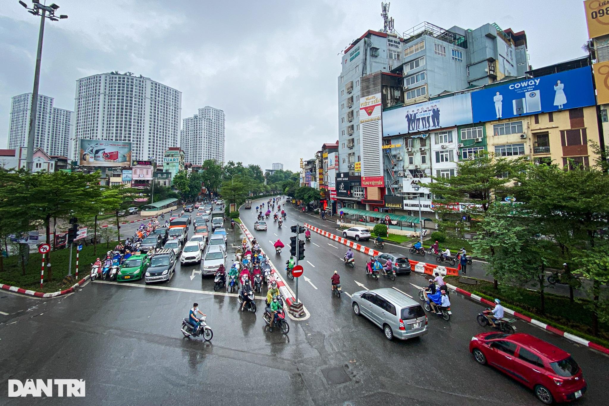 Mưa lớn trong đêm ở Hà Nội: Cây to bật gốc đè vào nhà dân trên phố cổ - Ảnh 10.