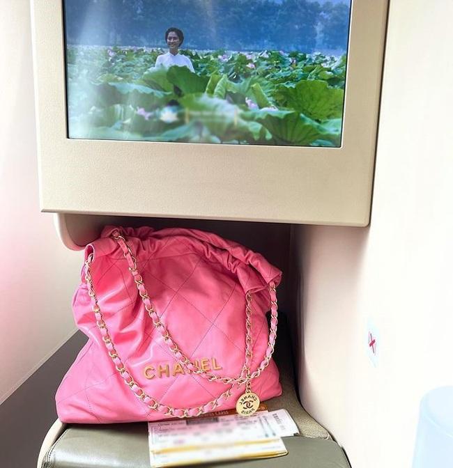 Dự lễ tốt nghiệp con gái, Phượng Chanel phối đồ sang xịn nhất dàn phụ huynh phương Tây - Ảnh 4.