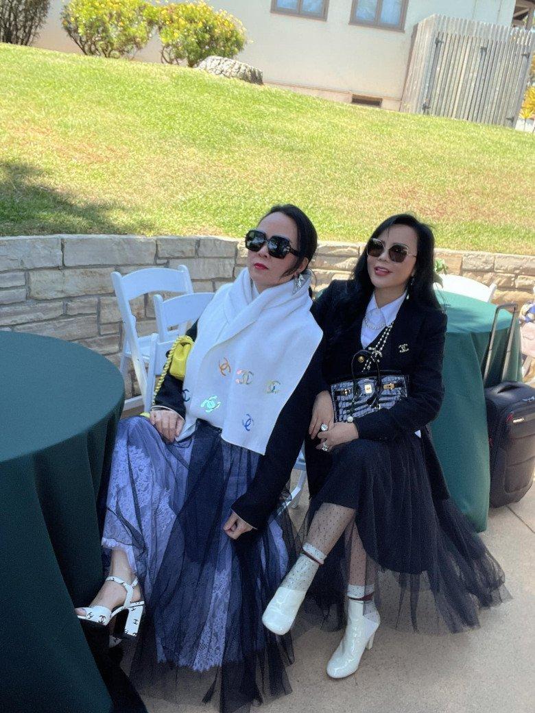 Dự lễ tốt nghiệp con gái, Phượng Chanel phối đồ sang xịn nhất dàn phụ huynh phương Tây - Ảnh 2.