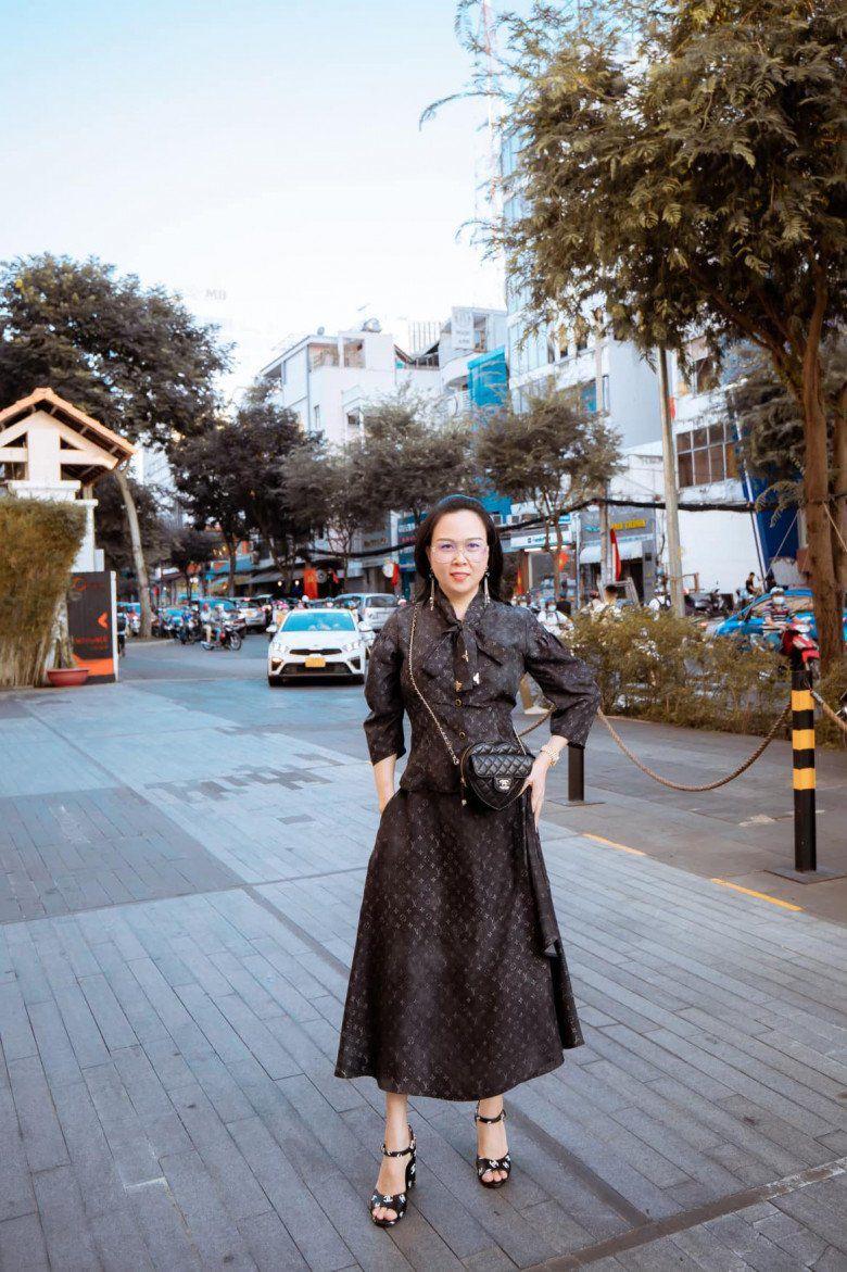 Dự lễ tốt nghiệp con gái, Phượng Chanel phối đồ sang xịn nhất dàn phụ huynh phương Tây - Ảnh 12.