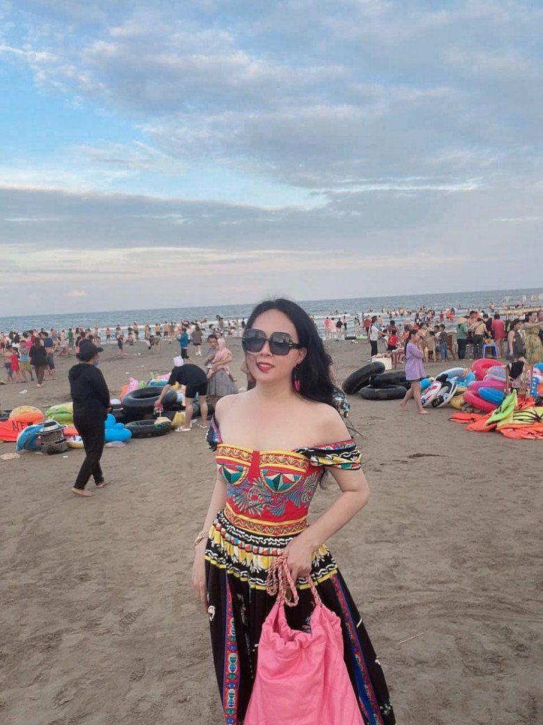 Dự lễ tốt nghiệp con gái, Phượng Chanel phối đồ sang xịn nhất dàn phụ huynh phương Tây - Ảnh 6.