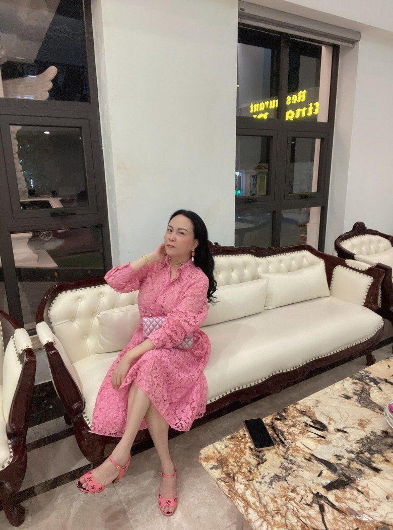 Dự lễ tốt nghiệp con gái, Phượng Chanel phối đồ sang xịn nhất dàn phụ huynh phương Tây - Ảnh 10.