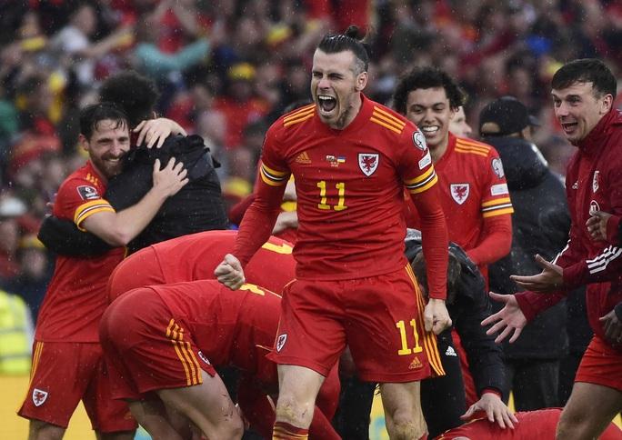 Đá phản ngỡ ngàng, Ukraine mất vé World Cup vào tay Xứ Wales - Ảnh 7.