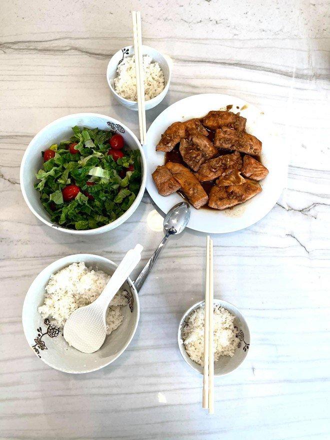 Cao Thái Sơn lại ôm ấp, bón cho "người tình 3 ngày" ăn món mình nấu trước mặt mẹ, Trang Trần liền thách - Ảnh 10. Cao Thái Sơn lại ôm ấp, bón cho "người tình 3 ngày" ăn món mình nấu trước mặt mẹ, Trang Trần liền thách - Ảnh 10.