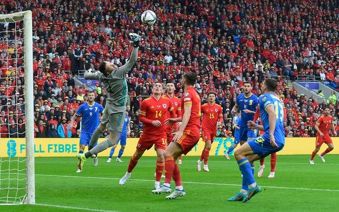 Đá phản ngỡ ngàng, Ukraine mất vé World Cup vào tay Xứ Wales - Ảnh 3.