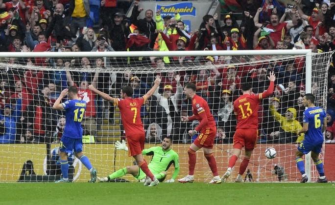 Đá phản ngỡ ngàng, Ukraine mất vé World Cup vào tay Xứ Wales - Ảnh 4.