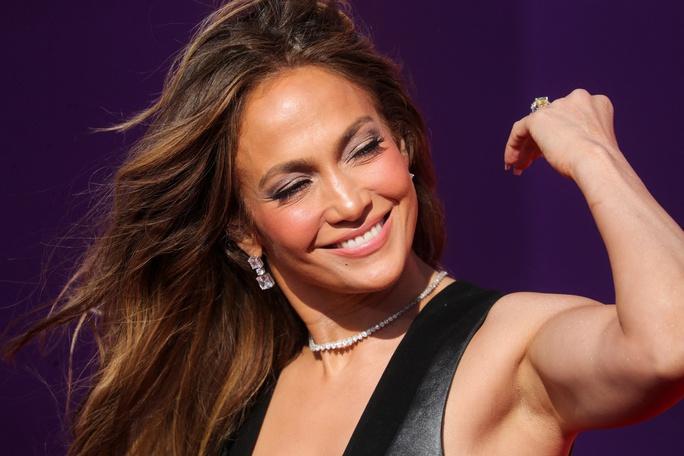 Jennifer Lopez và dàn người đẹp hở hết cỡ trên thảm đỏ - Ảnh 2.