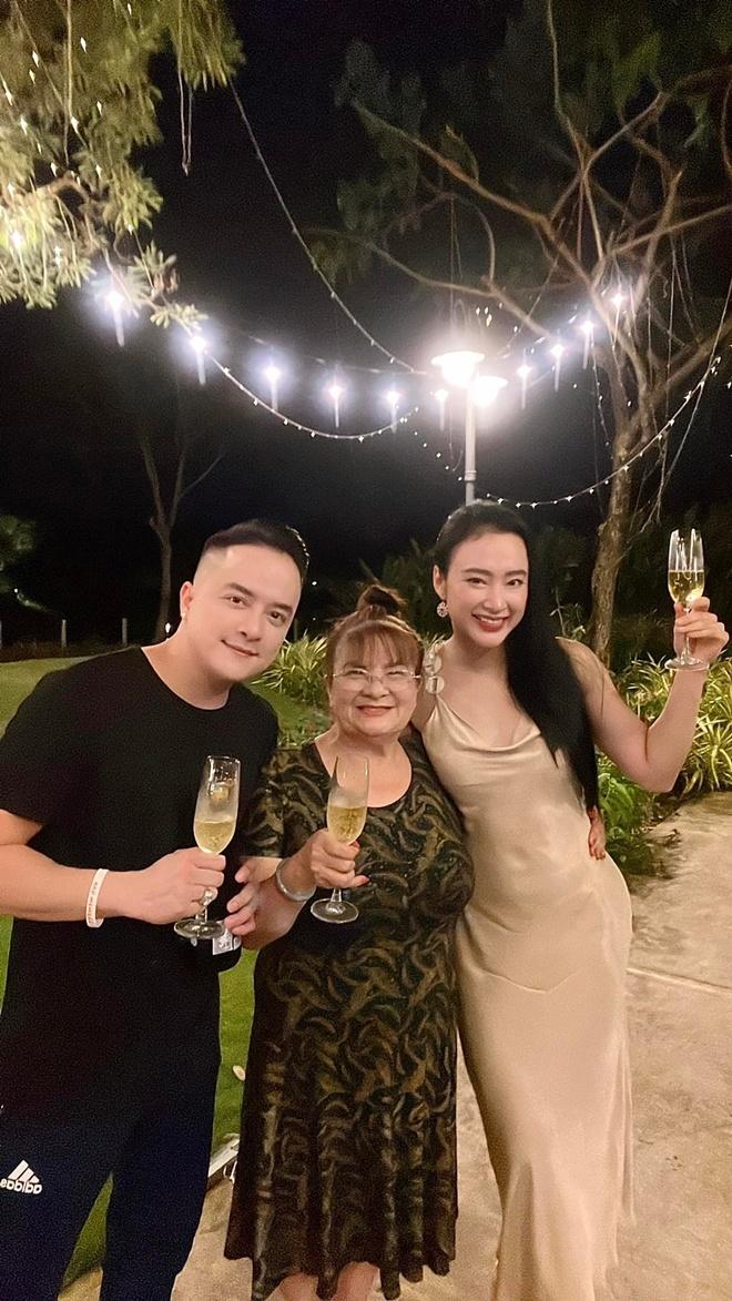 Cao Thái Sơn lại ôm ấp, bón cho "người tình 3 ngày" ăn món mình nấu trước mặt mẹ, Trang Trần liền thách - Ảnh 2. Cao Thái Sơn lại ôm ấp, bón cho "người tình 3 ngày" ăn món mình nấu trước mặt mẹ, Trang Trần liền thách - Ảnh 2.