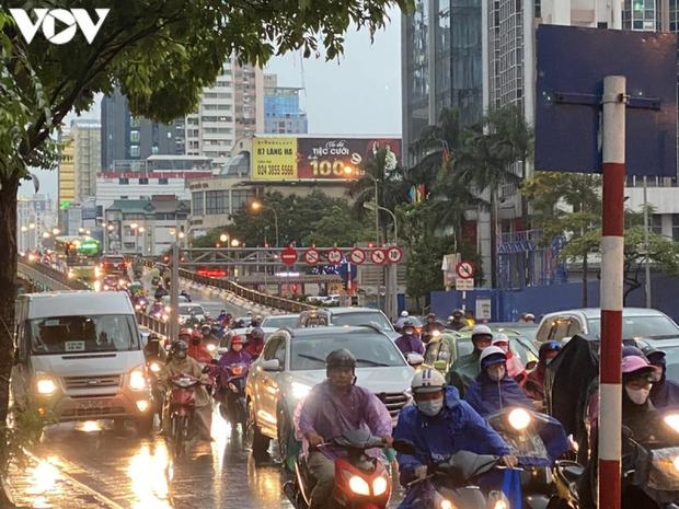 Miền Bắc trải qua tháng 6 "lạ kì": Mưa dông tiếp diễn kéo dài, thời tiết mát mẻ - Ảnh 1.