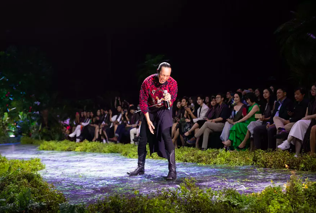 Thanh Hằng, Xuân Lan so trình catwalk trong show của NTK Hà Linh Thư - Ảnh 14.