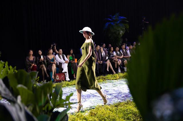 Thanh Hằng, Xuân Lan so trình catwalk trong show của NTK Hà Linh Thư - Ảnh 12.