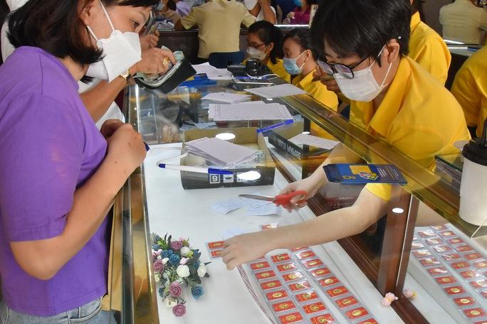 Giá vàng hôm nay 20-6: Giá vàng SJC vẫn cao hơn thế giới trên 16 triệu đồng/lượng - Ảnh 1. Giá vàng hôm nay 20-6: Giá vàng SJC vẫn cao hơn thế giới trên 16 triệu đồng/lượng - Ảnh 1.