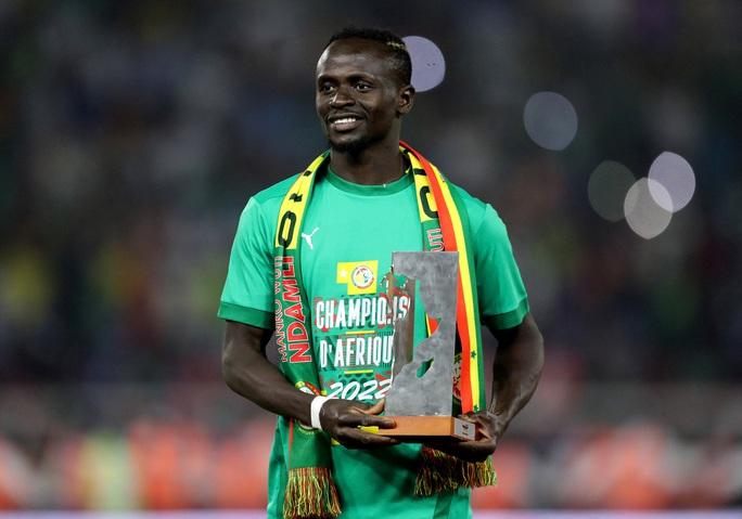 Sadio Mane xây trạm xăng và bưu điện, trợ cấp học sinh nghèo - Ảnh 2.