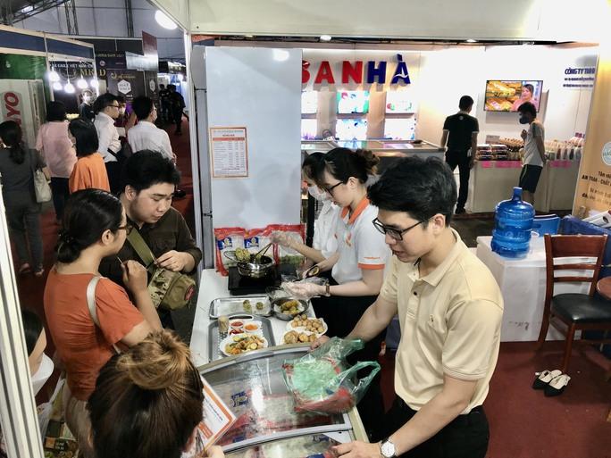 TP HCM: Nhiều sản phẩm bán đồng giá, khuyến mại sâu - Ảnh 2. TP HCM: Nhiều sản phẩm bán đồng giá, khuyến mại sâu - Ảnh 2.