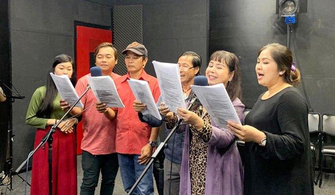 Sân khấu truyền thanh thu hút người nghe - Ảnh 1. Sân khấu truyền thanh thu hút người nghe - Ảnh 1.