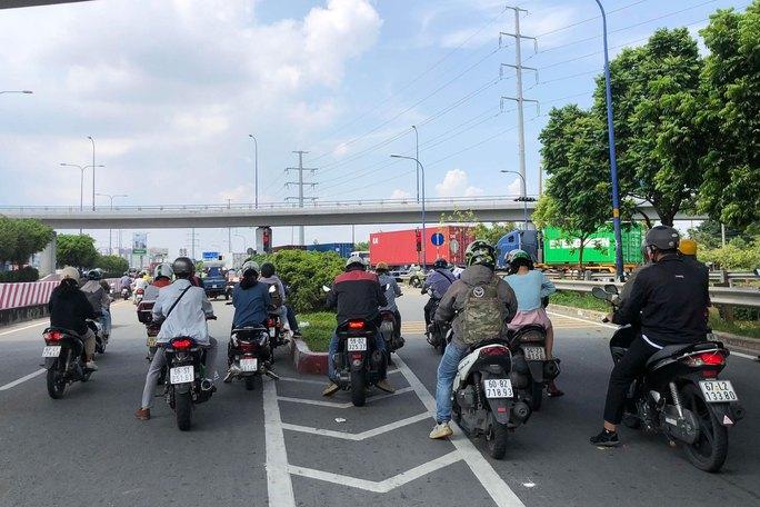 Xây dựng văn hóa giao thông: Không thể chần chừ (*): Mỗi người hãy là một tuyên truyền viên - Ảnh 1.