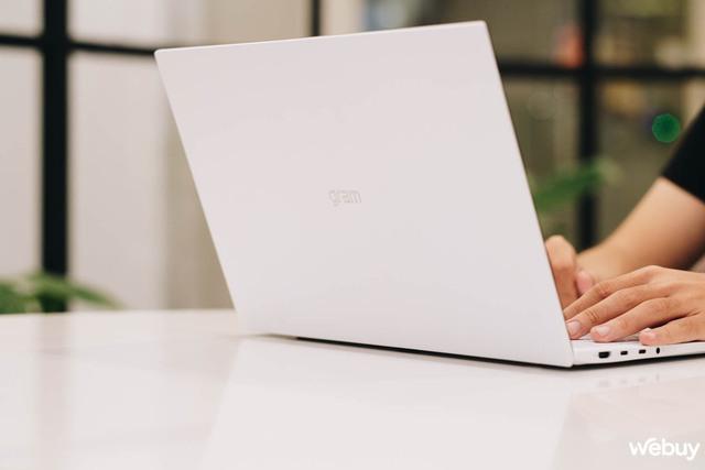 Trên tay LG Gram 2022: Laptop 16 inch nhưng nhẹ hơn cả 13 inch - Ảnh 3. Trên tay LG Gram 2022: Laptop 16 inch nhưng nhẹ hơn cả 13 inch - Ảnh 3.