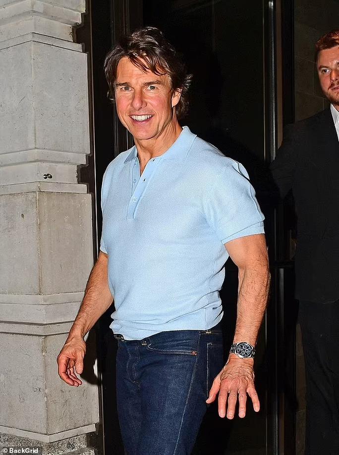 Tom Cruise phong độ mừng sinh nhật tuổi 60 tại Anh - Ảnh 2.