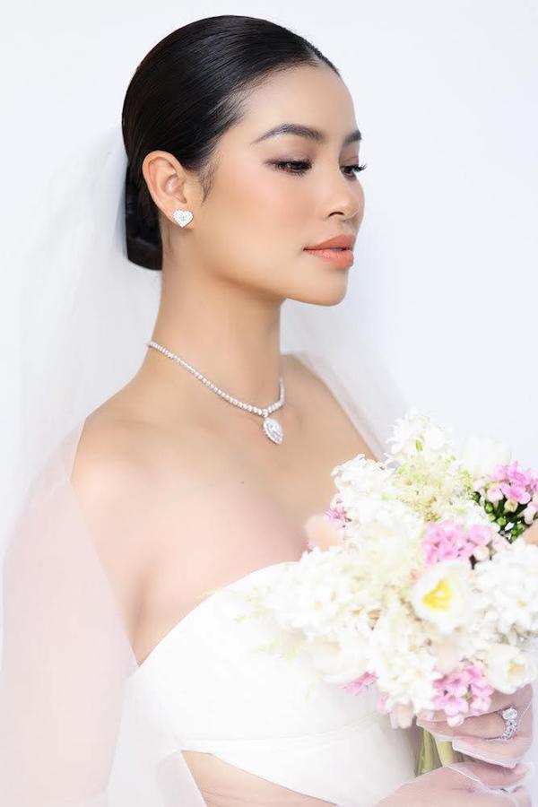 Danh tính chú rể Việt kiều của Hoa hậu Phạm Hương vẫn là ẩn số, dù cô dâu ngầm thừa nhận sắp lên xe hoa - Ảnh 3. Danh tính chú rể Việt kiều của Hoa hậu Phạm Hương vẫn là ẩn số, dù cô dâu ngầm thừa nhận sắp lên xe hoa - Ảnh 3.