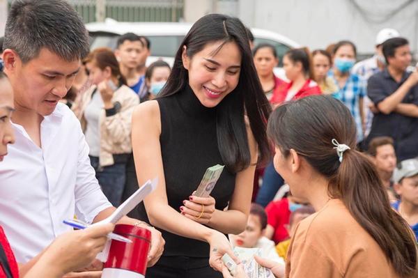 Con gái Thủy Tiên - Công Vinh: Mẹ cha giấu mặt kín từ lúc sinh ra, đi học ở ngôi trường đắt đỏ - Ảnh 4.