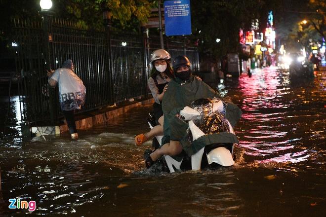 Đợt mưa dông lớn đang tràn xuống miền Bắc kéo dài bao lâu? - Ảnh 1. Đợt mưa dông lớn đang tràn xuống miền Bắc kéo dài bao lâu? - Ảnh 1.