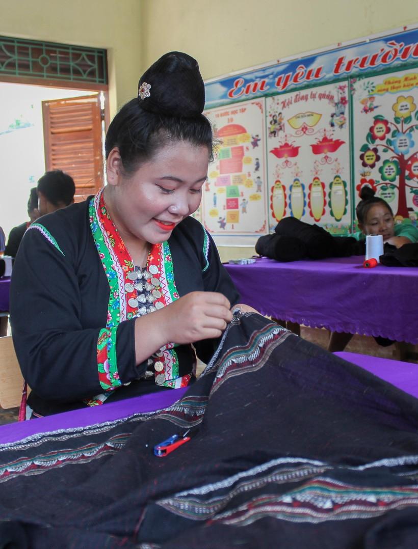 Truyền nghề làm trang phục truyền thống cho phụ nữ Cống ảnh 2