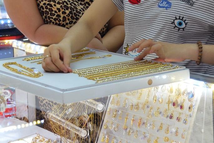 Vàng tăng giá sốc, chênh lệch giá vàng SJC và thế giới hẹp dần - Ảnh 1. Vàng tăng giá sốc, chênh lệch giá vàng SJC và thế giới hẹp dần - Ảnh 1.
