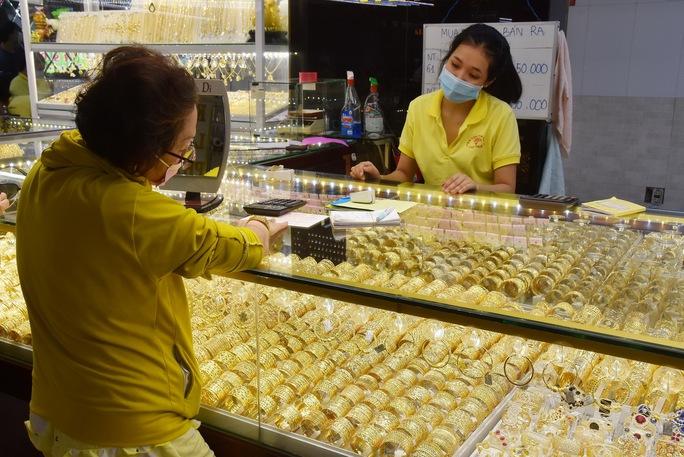 Giá vàng hôm nay 7-8: Biến động mạnh, khó đoán - Ảnh 1. Giá vàng hôm nay 7-8: Biến động mạnh, khó đoán - Ảnh 1.