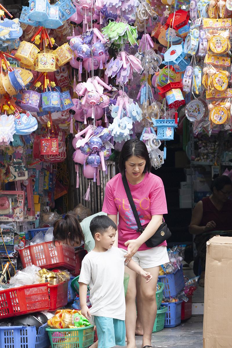 Đồ chơi trung thu tràn ngập phố Hàng Mã ngay trong tháng cô hồn - Ảnh 5. Đồ chơi trung thu tràn ngập phố Hàng Mã ngay trong tháng cô hồn - Ảnh 5.