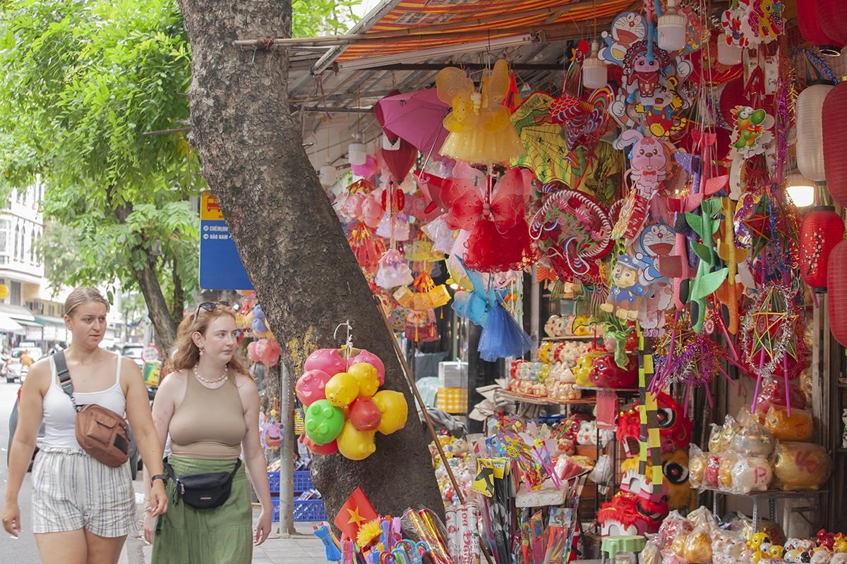 Đồ chơi trung thu tràn ngập phố Hàng Mã ngay trong tháng cô hồn - Ảnh 11. Đồ chơi trung thu tràn ngập phố Hàng Mã ngay trong tháng cô hồn - Ảnh 11.