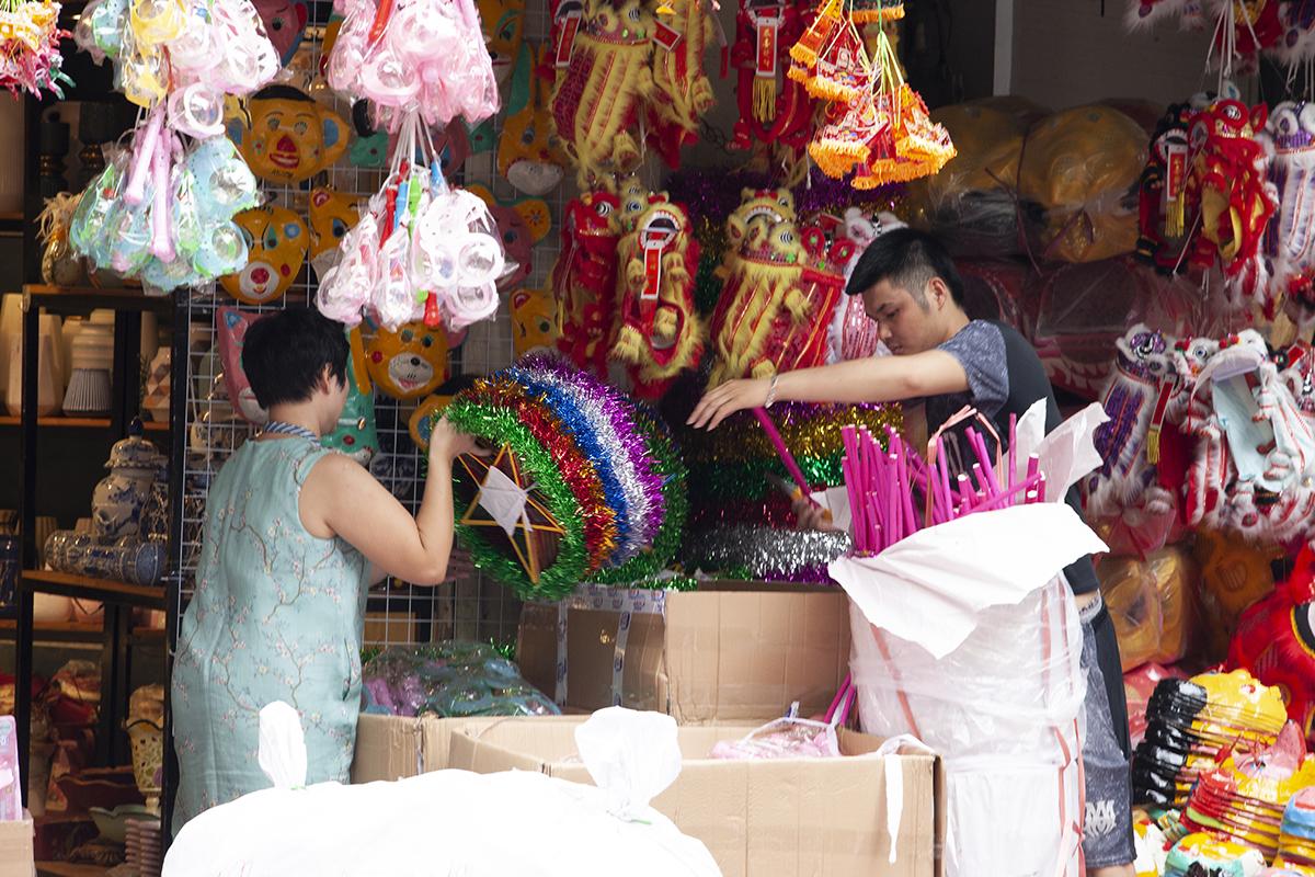 Đồ chơi trung thu tràn ngập phố Hàng Mã ngay trong tháng cô hồn - Ảnh 2. Đồ chơi trung thu tràn ngập phố Hàng Mã ngay trong tháng cô hồn - Ảnh 2.