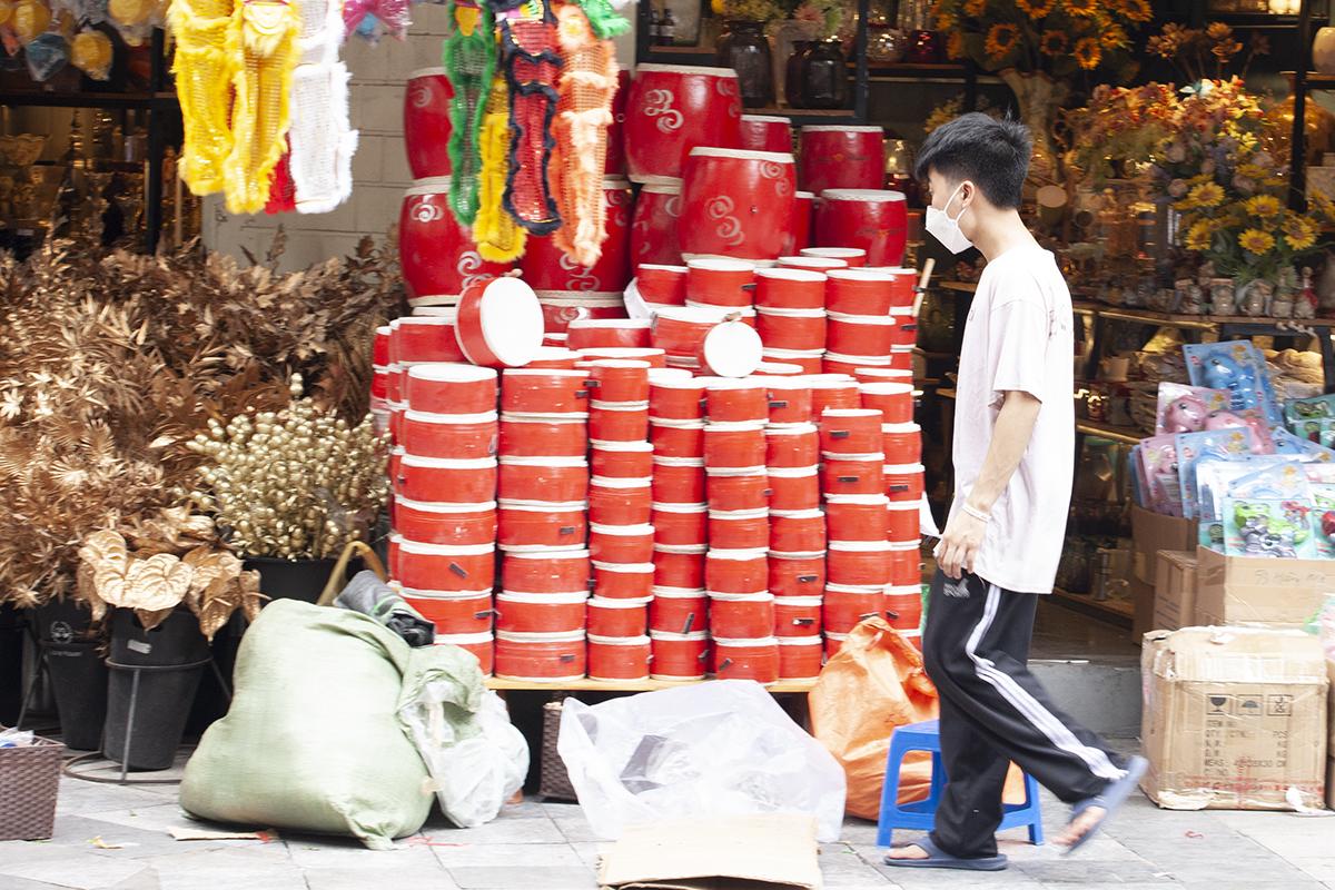 Đồ chơi trung thu tràn ngập phố Hàng Mã ngay trong tháng cô hồn - Ảnh 3. Đồ chơi trung thu tràn ngập phố Hàng Mã ngay trong tháng cô hồn - Ảnh 3.