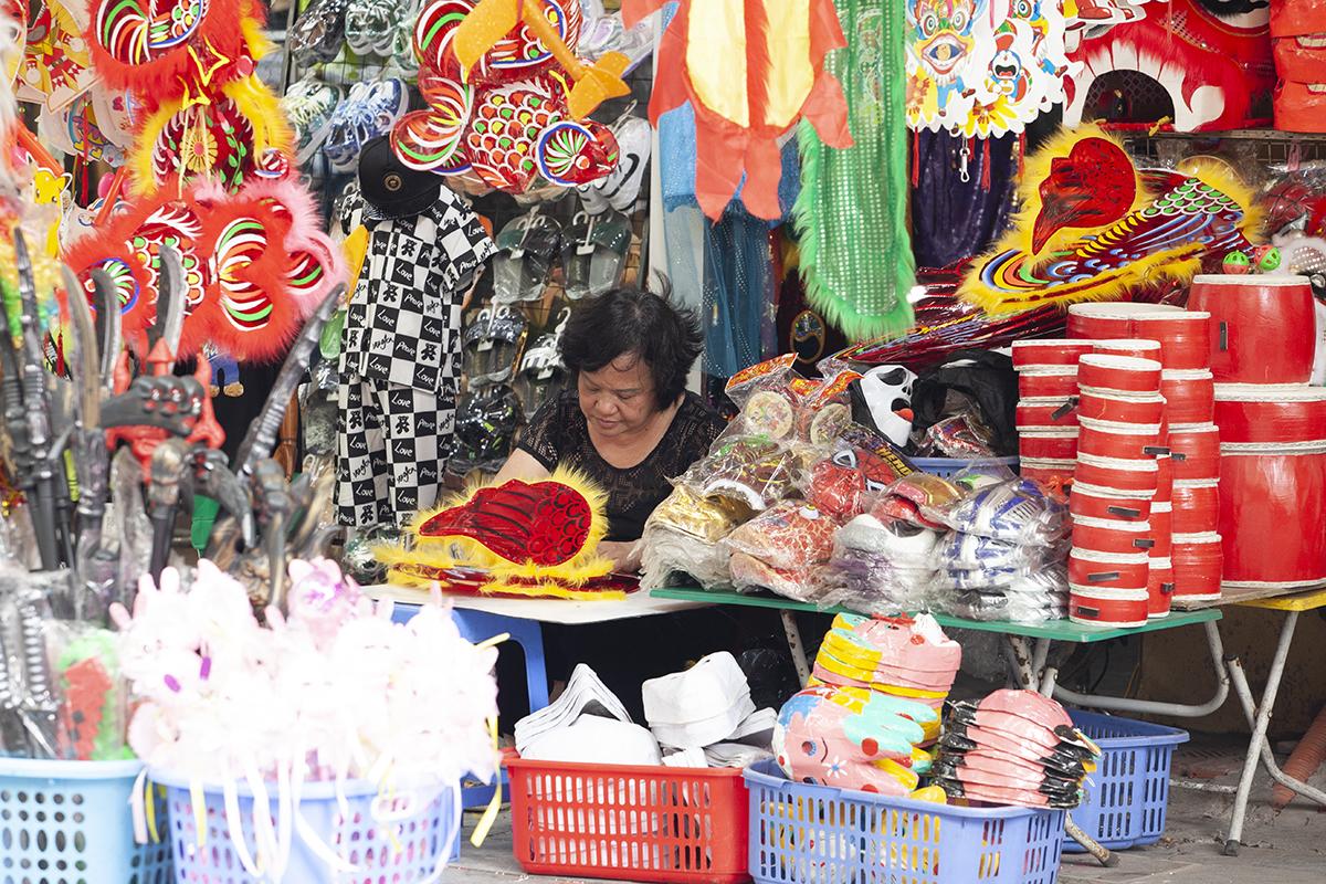 Đồ chơi trung thu tràn ngập phố Hàng Mã ngay trong tháng cô hồn - Ảnh 10. Đồ chơi trung thu tràn ngập phố Hàng Mã ngay trong tháng cô hồn - Ảnh 10.