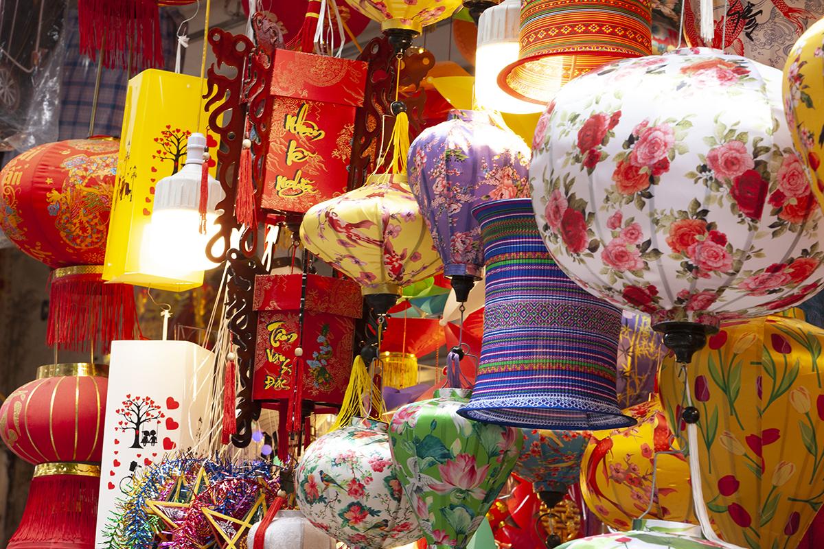 Đồ chơi trung thu tràn ngập phố Hàng Mã ngay trong tháng cô hồn - Ảnh 7. Đồ chơi trung thu tràn ngập phố Hàng Mã ngay trong tháng cô hồn - Ảnh 7.