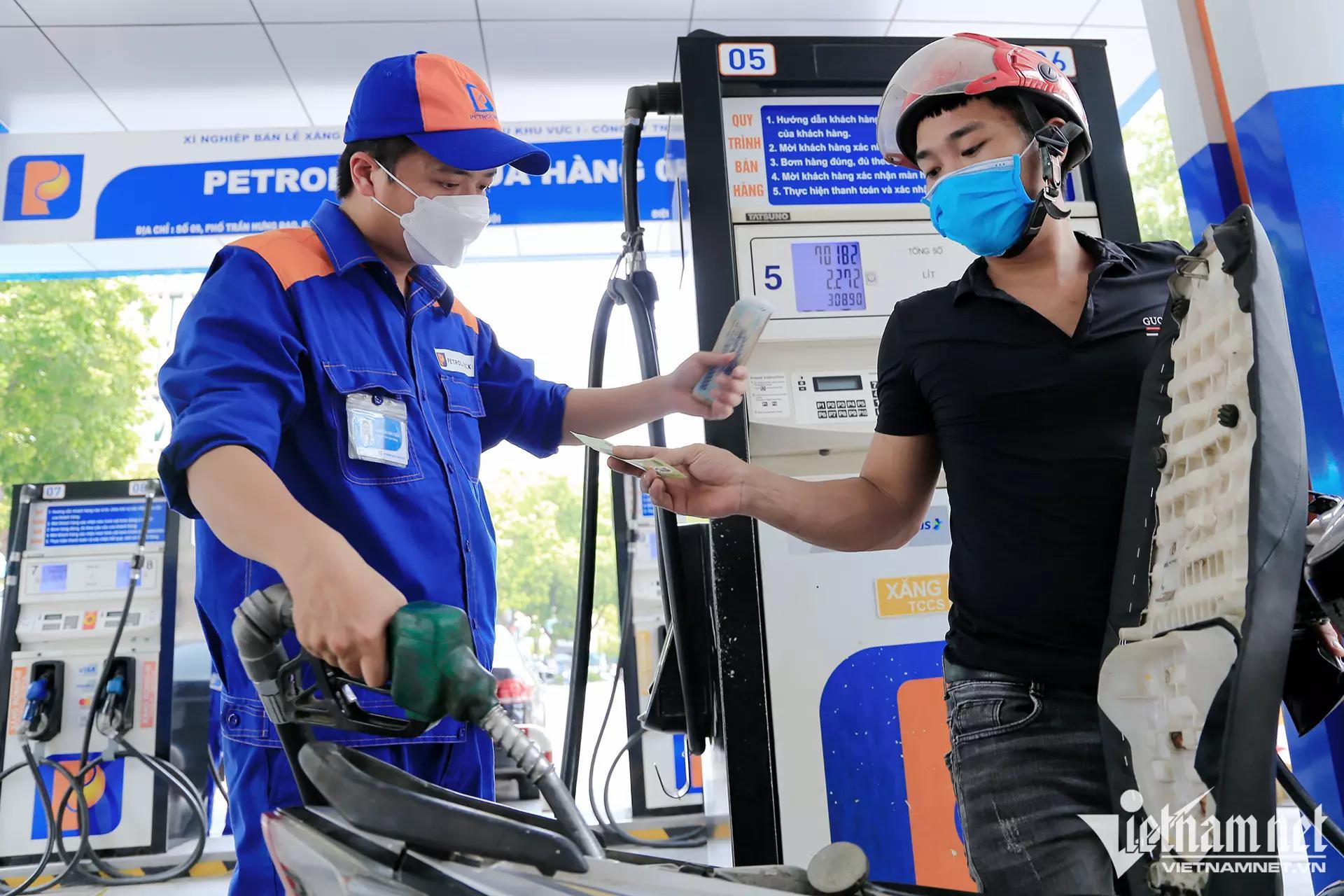 Giá dầu lao dốc mạnh, giá xăng có thể xuống 21.000 đồng/lít - Ảnh 1. Giá dầu lao dốc mạnh, giá xăng có thể xuống 21.000 đồng/lít - Ảnh 1.