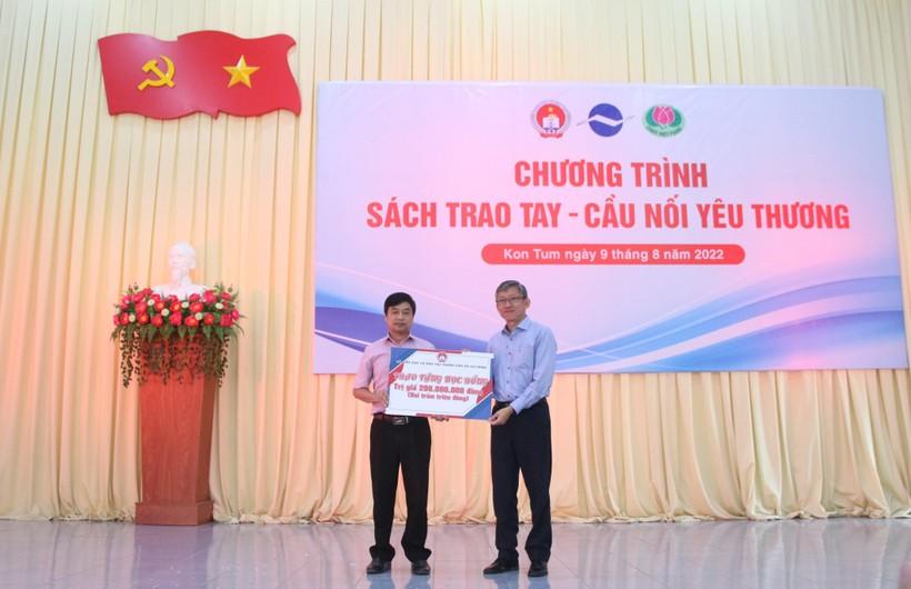 Trao tặng hàng nghìn bộ SGK, vở và 200 suất học bổng cho học sinh khó khăn ảnh 2