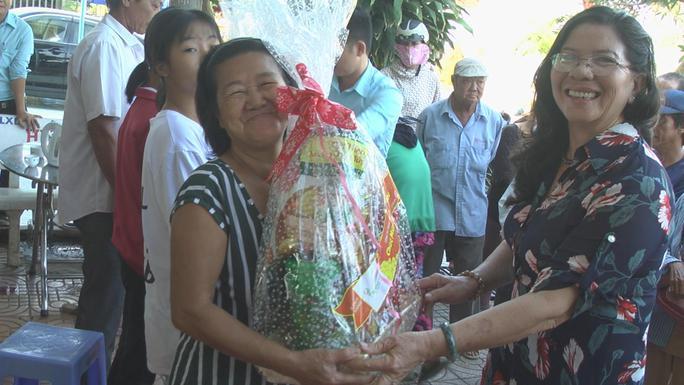 Cuộc thi viết Lòng tốt quanh ta: Tấm lòng chị đẹp như hoa - Ảnh 1. Cuộc thi viết Lòng tốt quanh ta: Tấm lòng chị đẹp như hoa - Ảnh 1.