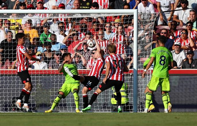 Man United thảm bại 0-4, Brentford tạo địa chấn Ngoại hạng Anh - Ảnh 4.