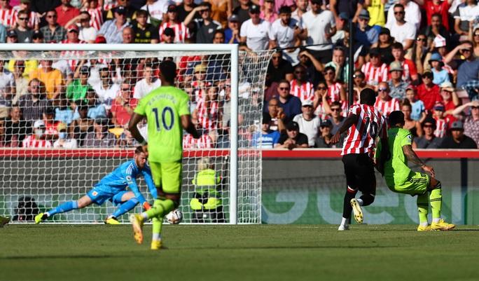 Man United thảm bại 0-4, Brentford tạo địa chấn Ngoại hạng Anh - Ảnh 2.