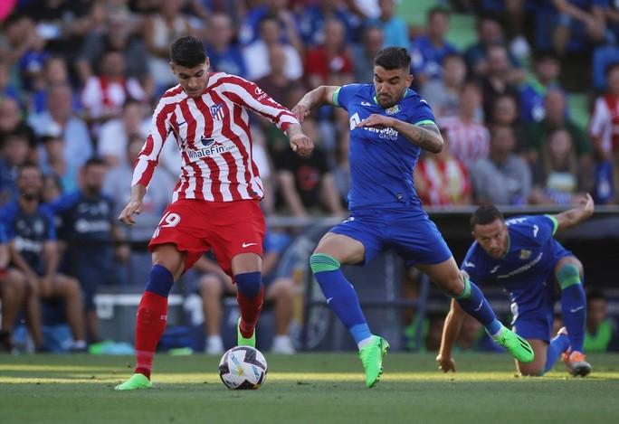 Chân gỗ Morata rực sáng, Atletico Madrid vượt lên ngôi đầu La Liga - Ảnh 3.