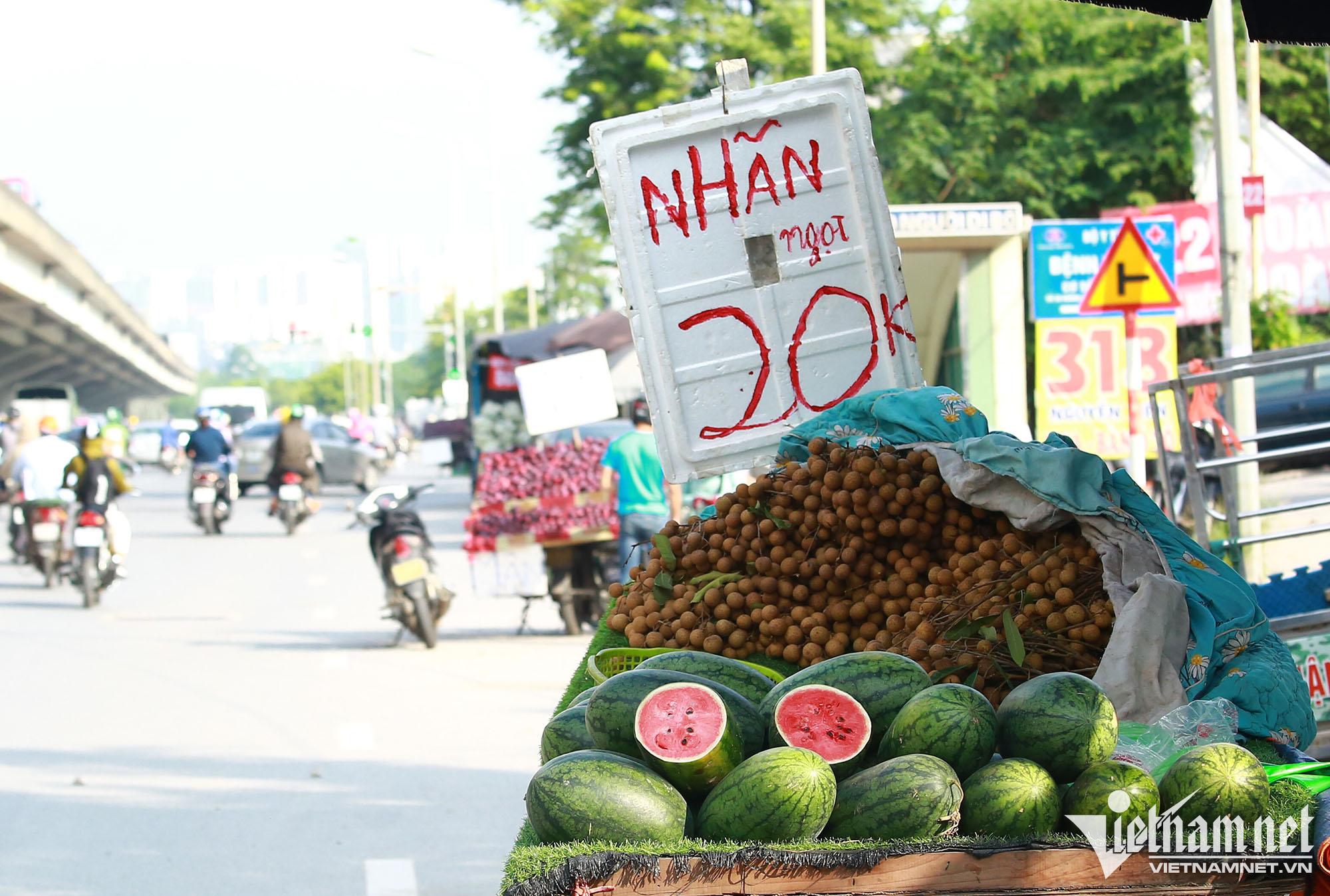 Nhãn ồ ạt xuống phố, giá rẻ bằng mớ rau muống - Ảnh 2.