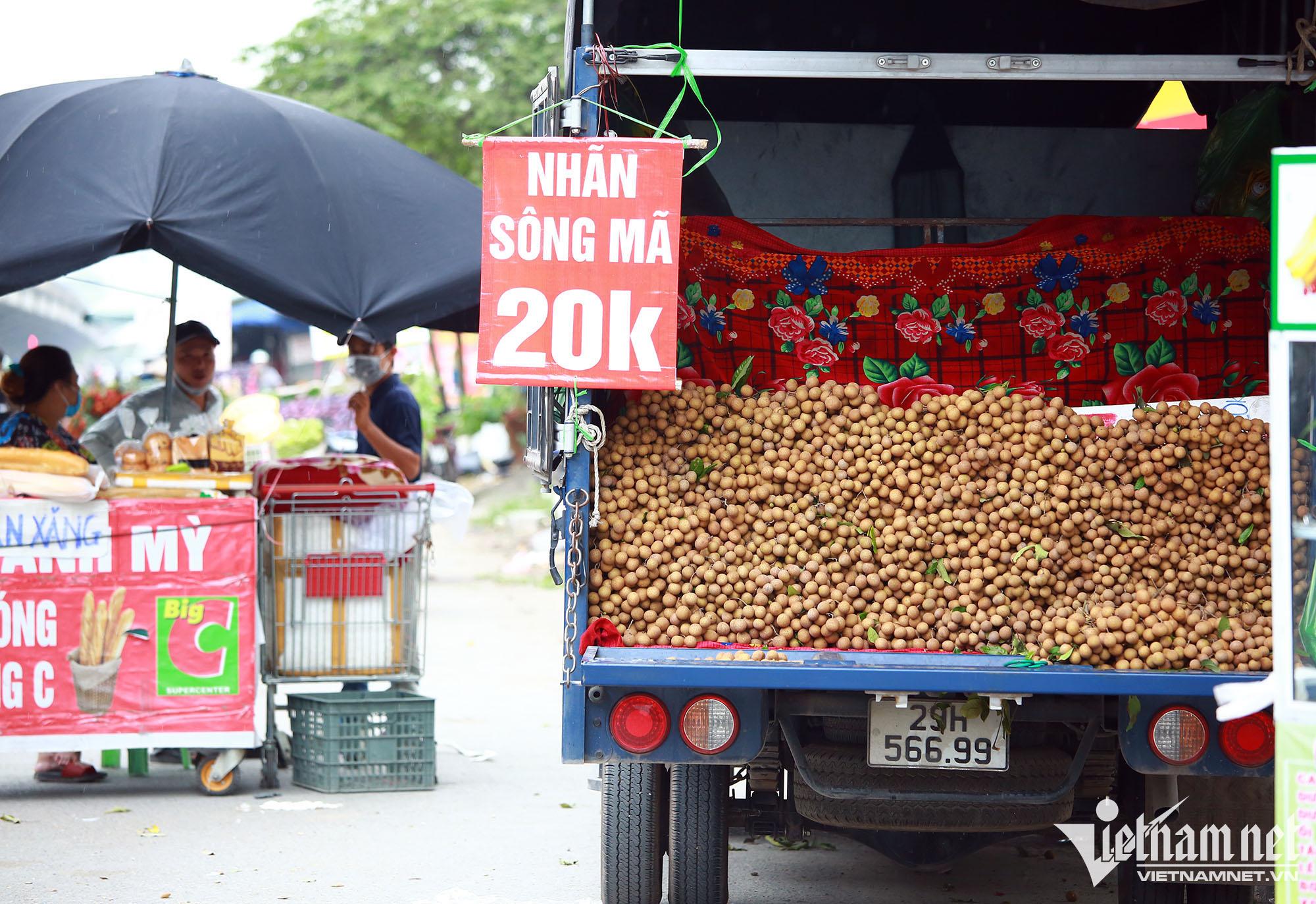 Nhãn ồ ạt xuống phố, giá rẻ bằng mớ rau muống - Ảnh 4.